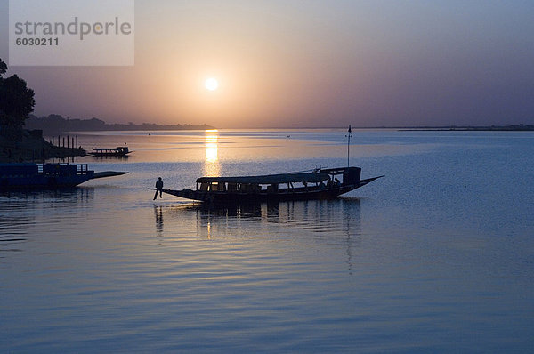 Sonnenuntergang über dem Fluss Niger  Segou  Mali  Afrika