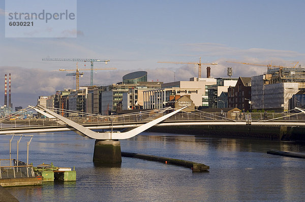 Sean O'Casey Brücke über den Fluss Liffey  Dublin  County Dublin  Republik Irland (Eire)  Europa