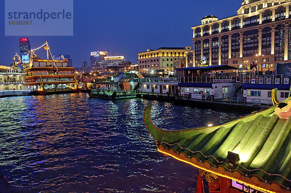 Übersicht über die Nacht aus dem Bund  Shanghai  China  Asien