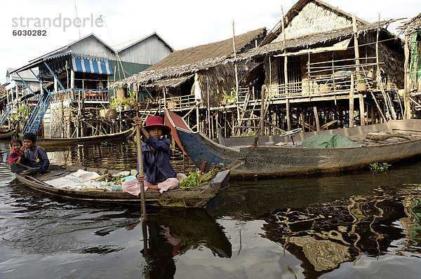 Kampong Phluk  beherbergt ein Cluster von drei Dörfer der Stelzenläufer in der Aue des Tonle Sap See  südöstlich von Siem Reap  Kambodscha  Indochina  Südostasien  Asien