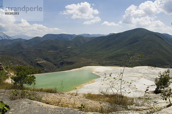 Hierve el Agua (Wasser kocht)  Thermalbad  Wasser reich an Mineralien Blasen oben aus den Bergen und gießt über Rand  Oaxaca  Mexiko  Nordamerika