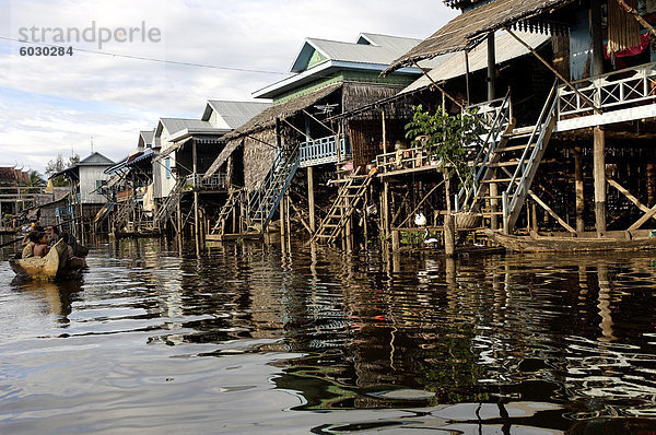 Kampong Phluk  beherbergt ein Cluster von drei Dörfer der Stelzenläufer in der Aue des Tonle Sap See  südöstlich von Siem Reap  Kambodscha  Indochina  Südostasien  Asien