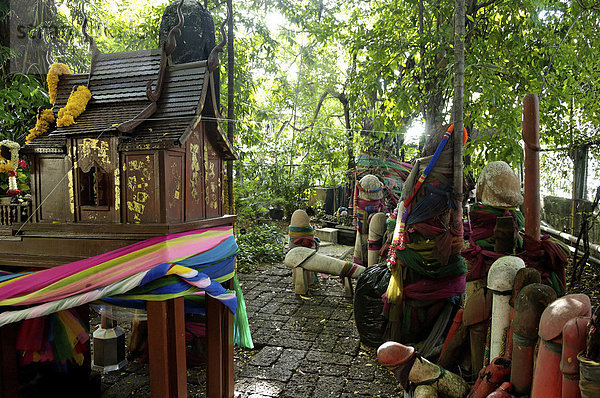 Früher gebaut  um den Geist von der Ficus-Baum re-house  führten Spenden der phallischen Symbole der Schrein gewidmet  Fruchtbarkeit  Chao Mae Tuptim (Schrein von der Göttin Tuptim)  Bangkok  Thailand  Südostasien  Asien