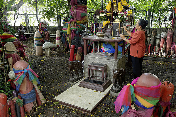 Früher gebaut  um den Geist von der Ficus-Baum re-house  führten Spenden der phallischen Symbole der Schrein gewidmet  Fruchtbarkeit  Chao Mae Tuptim (Schrein von der Göttin Tuptim)  Bangkok  Thailand  Südostasien  Asien