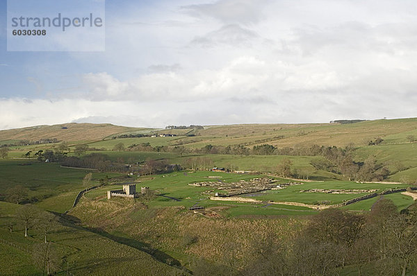 Blick nach Westen über römische Siedlung und Festung  Vindolanda  mit der Roman-Wand auf die Skyline  UNESCO Weltkulturerbe  Northumbria  England  Vereinigtes Königreich  Europa