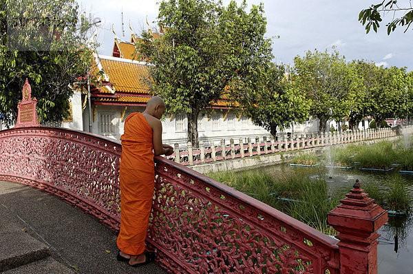 Buddhistischer Mönch außerhalb Wat Benjamabophit (Marmor-Tempel)  Bangkok  Thailand  Südostasien  Asien