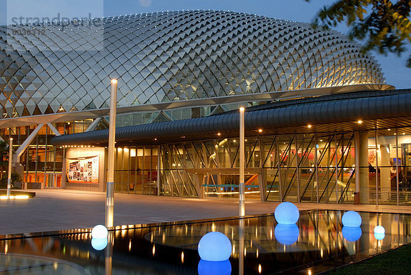 Theater am Bay Struktur bei Dämmerung  Colonial District  Singapur  Südostasien  Asien