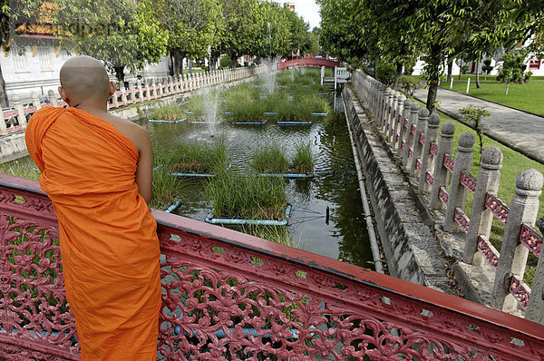 Buddhistischer Mönch außerhalb Wat Benjamabophit (Marmor-Tempel)  Bangkok  Thailand  Südostasien  Asien