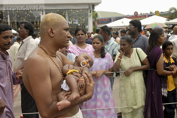 Pilger mit seinem Baby während der hinduistische Thaipusam Festival von Swami Sri Subramaniyar Tempel 272 Schritte bis nach Batu Caves  Selangor  Malaysia  Südostasien  Asien