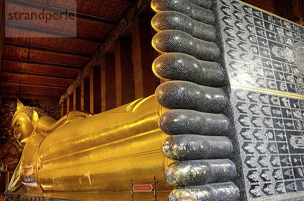 Reciling Buddha-Statue  Wat Phra Chetuphon (Wat Po)  ein Tempel  der älter die Stadt Stiftung  Bangkok  Thailand  Südostasien  Asien als