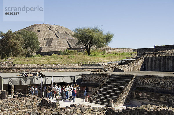 Palast der die Jaguare im Vordergrund mit Pyramide des Mondes jenseits  Teotihuacan  150AD 600AD und später von den Azteken  UNESCO-Weltkulturerbe  nördlich von Mexiko-Stadt  Mexiko  Nordamerika verwendet