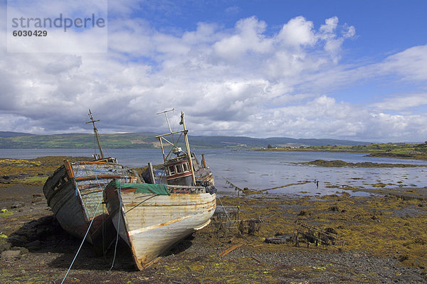 Zerstörte Fischerboote nahe Salen  Isle of Mull  Innere Hebriden  Schottland  Vereinigtes Königreich  Europa