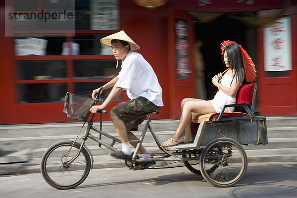 Asiatische Frau (Chinesisch-thailändischen) Zyklus Rikscha  Hutong District  Beijing  China  Asien