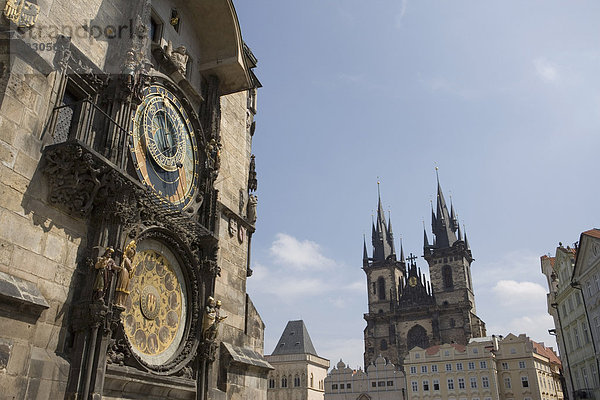 Uhr Rathaus  astronomische Uhr und Liebfrauenkirche vor dem Teyn in Hintergrund  Altstädter Ring  Old Town  Prag  Tschechische Republik  Europa
