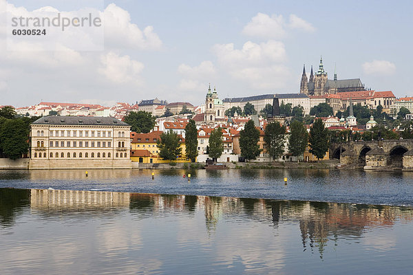 St. Veits Dom  dem Königspalast und schloss sich wider in Moldau  Old Town  Prag  Tschechische Republik  Europa