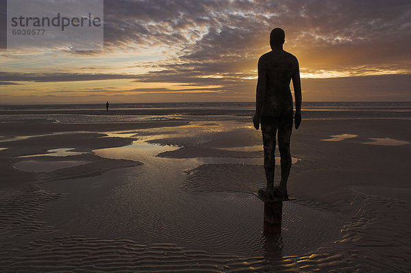 Ein weiterer Ort Statuen des Künstlers Antony Gormley Crosby Strand  Merseyside  England  Vereinigtes Königreich  Europa