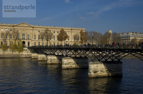 Der Pont des Arts  eine Fußgängerbrücke über den Fluss Seine  Paris  Frankreich  Europa