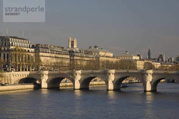 Der Pont Neuf über die Seineufer  Paris  Frankreich  Europa