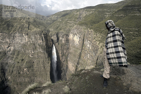 Ein Park-Ranger blickt herab auf Geech Abgrund  in den Simien Mountains Nationalpark  Äthiopien  Afrika