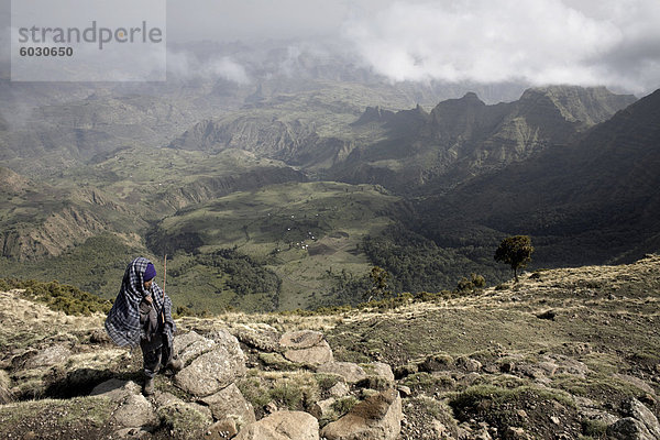Ein kleiner Junge steht auf die nördlichen Böschung der Simien-Mountains-Nationalpark  Äthiopien  Afrika