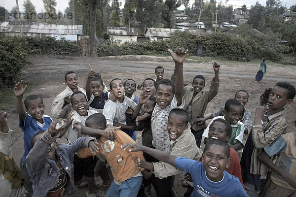 Faranji Raserei begrüßt die meisten Touristen  die Äthiopien  besuchen hier Kinder schreien und schreien  mit Faranji  der Amharic Wort für Ausländer  Harar  Äthiopien  Afrika