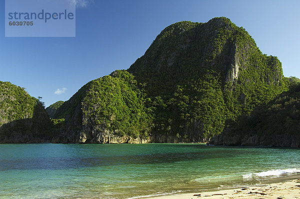 Gota Strand und Kalkstein Klippen  Camarines Sur  Caramoan-Nationalpark  Provinz Bicol  südöstlichen Luzon  Philippinen  Südostasien  Asien