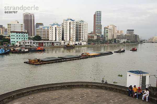 Binnenschiff am Fluss Pasig Stadt Skyline hinter  Manila  Philippinen  Südostasien  Asien