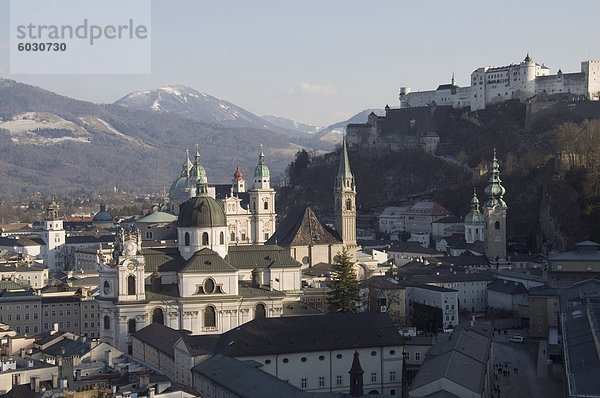 Blick auf Salzburg aus dem Mönchsberg  Salzburg  Österreich  Europa