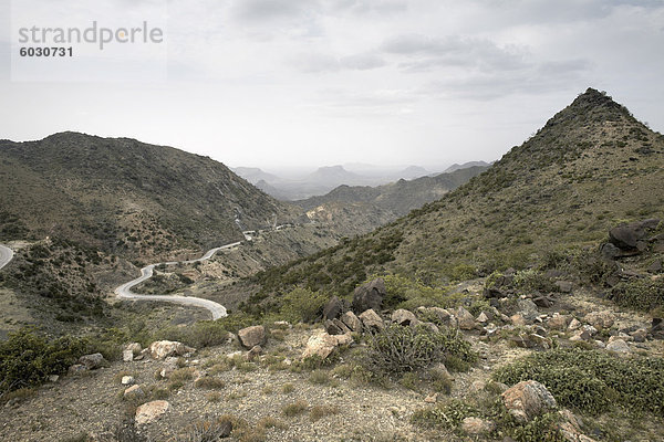 Die Sheekh Berge und die Burao Berbera Straße  führt von der zentralen Hochebene hinunter die Küstenebene  Somaliland  Nordsomalia  Afrika