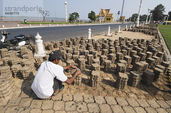 Verlegung von Pflaster  Phnom Penh  Kambodscha  Indochina  Südostasien  Asien