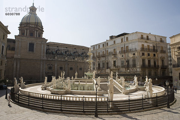 Statuen und die Fontana Pretoria  Palermo  Sizilien  Italien  Europa