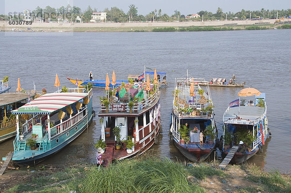 Touristische Boote auf dem Tonle Sap-Fluss  Phnom Penh  Kambodscha  Indochina  Südostasien  Asien