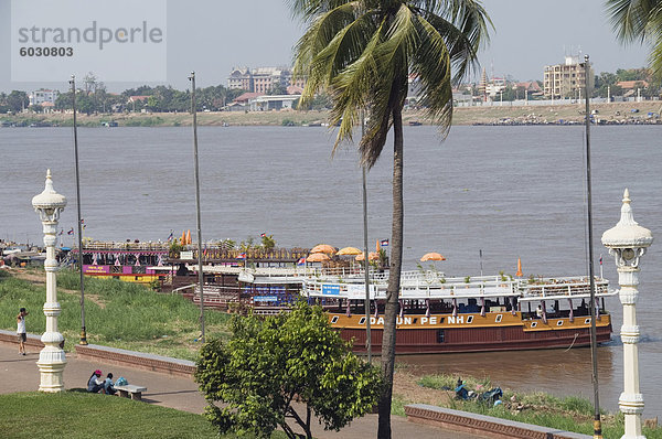 Touristische Boote auf dem Tonle Sap-Fluss  Phnom Penh  Kambodscha  Indochina  Südostasien  Asien