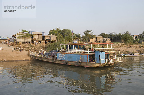 Fähre am Ufer des Mekong River  Phnom Penh  Kambodscha  Indochina  Südostasien  Asien