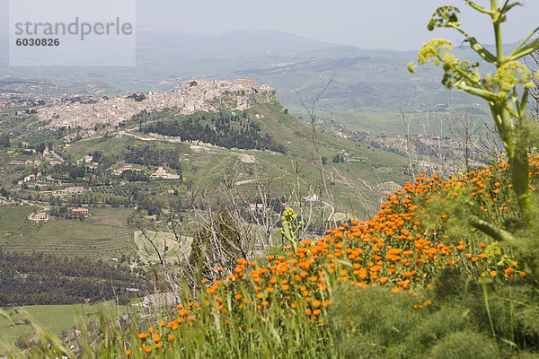 Die Hilltown von Calascibetta gesehen von Enna  Sizilien  Italien  Europa