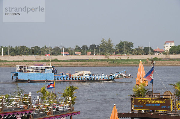 Touristische Boote auf dem Tonle Sap-Fluss  Phnom Penh  Kambodscha  Indochina  Südostasien  Asien