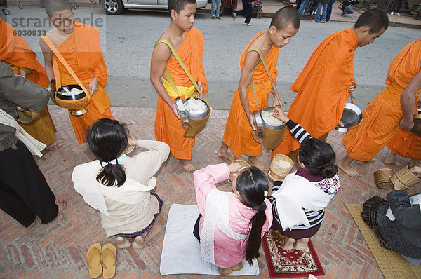 Mönche sammeln Lebensmittel bei 07  Luang Prabang  Laos  Indochina  Südostasien  Asien