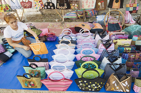 Einrichten von Nacht Marktstand  Luang Prabang  Laos  Indochina  Südostasien  Asien