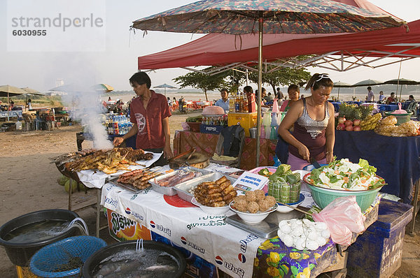 Imbissstände auf Seite des Mekong River  Vientiane  Laos  Indochina  Südostasien  Asien