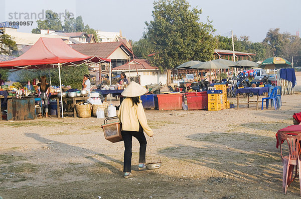 Imbissstände auf Seite des Mekong River  Vientiane  Laos  Indochina  Südostasien  Asien