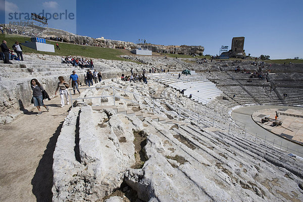 Touristen  das griechische Theater  Syrakus  Sizilien  Italien  Europa