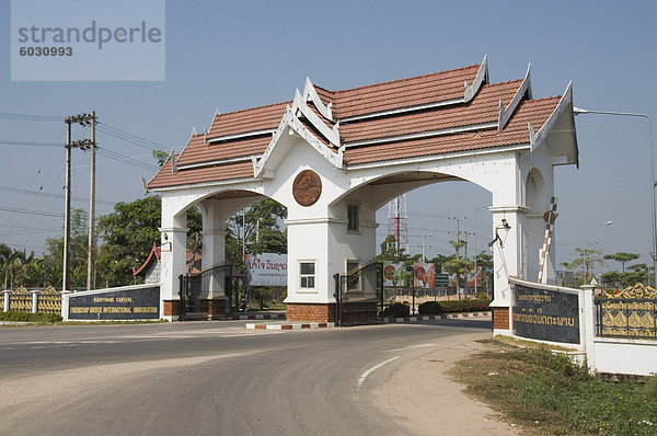 Eingang zur Brücke Freundschaft  den Grenzübergang zu Thailand  Vientiane  Laos  Indochina  Südostasien  Asien