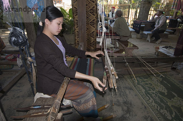 Weben im Dorf in der Nähe von Luang Prabang  Laos  Indochina  Südostasien  Asien