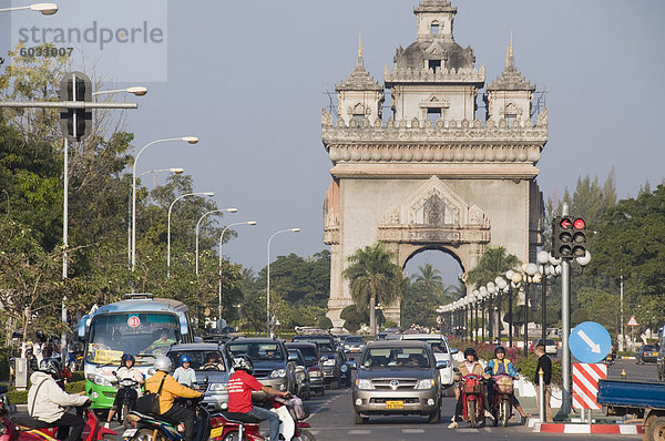 Der Patuxai (Siegestor) auf Lan Xang Avenue  Vientiane  Laos  Indochina  Südostasien  Asien