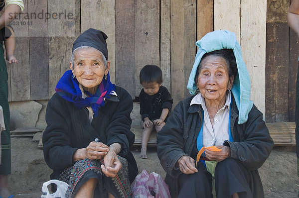 Hmong Dorf Stammes-Frauen verkaufen Kunsthandwerk  Luang Prabang  Laos  Indochina  Südostasien  Asien