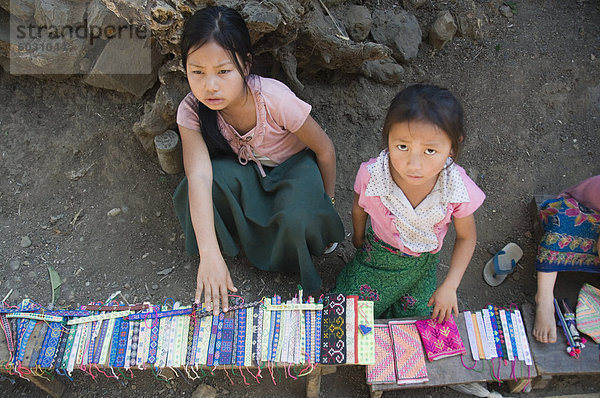 Hmong Stammes-Dorf Mädchen verkaufen Kunsthandwerk  Luang Prabang  Laos  Indochina  Südostasien  Asien