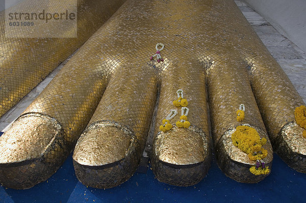 Der Tempel der Standing Buddha (Wat Intrawiharn)  Bangkok  Thailand  Südostasien  Asien