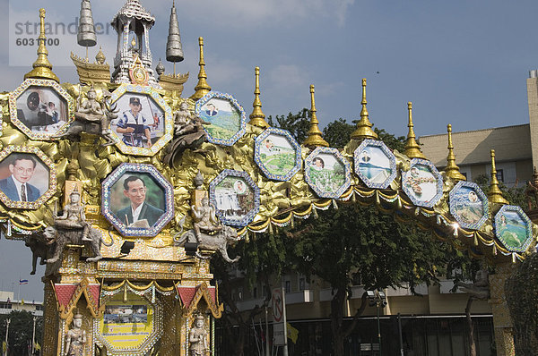 Straßenschild mit Bildern der königlichen Familie  Bangkok  Thailand  Südostasien  Asien