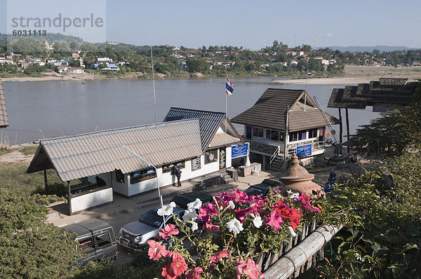 Thai-Grenzstein für die Überquerung des Mekong für Huay Xai in Laos  bei Chiang Khong  Thailand  Südostasien  Asien