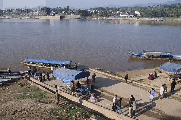 Grenze Anlandung  Blick über Thailand auf der anderen Seite des Mekong River am Huay Xia  Laos  Indochina  Südostasien  Asien